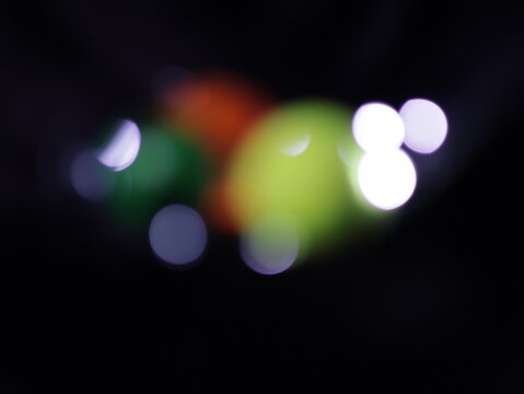 Un fondo abstracto de luces de navidad de diferentes colores en la oscuridad. Desenfoque bokeh