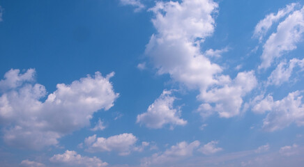 Fototapeta premium Clear Blue Sky with Soft White Clouds and Bright Natural Daylight Background, Beautiful Clear Blue Sky with Soft White Clouds and Ample Copy Space Clear blue sky with soft white clouds on a bright sun