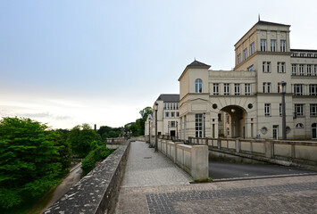 Obraz premium Cité judiciaire (Justice Stadt) auf dem Plateau du Saint-Esprit in Luxemburg-Stadt mit Weitwinkel Objektiv fotografiert