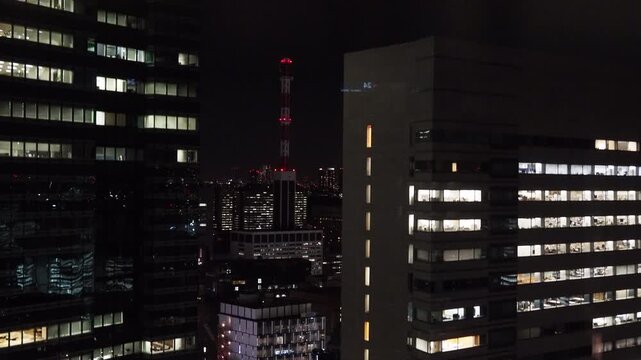 移動中のエレベーター越しに見る東京の光景
