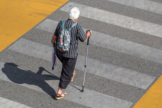 Pi&eacute;ton traversant une rue dans un passage prot&eacute;g&eacute; 
