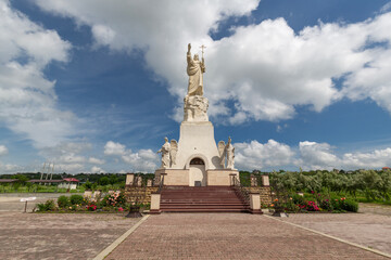 Fototapeta premium Statues of the angels and Christ with a raised hand