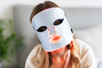Woman wearing LED face mask © Алина Бузунова