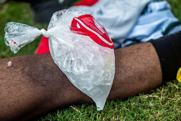 Partial view of an ice bag on a man's knee © Cavan