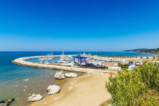 Vista panoramica del porto di Rodi Garganico , ( Foggia , Puglia , Italia )
