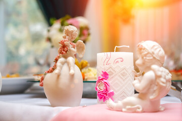 Obraz premium Cupid Angel Figurines with Candle and Rose at Wedding Table Decor
