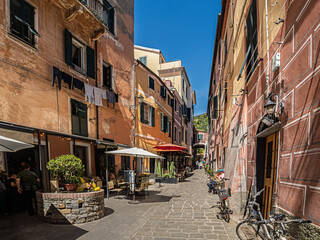 Obraz premium Bright Colored Alley With Restaurants