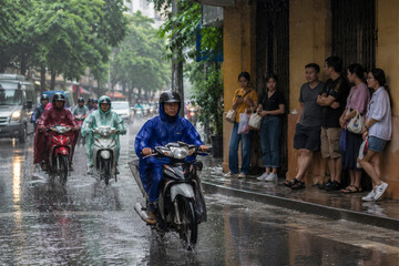 Obraz premium Vietnamese Street Scene During a Sudden Summer Rain