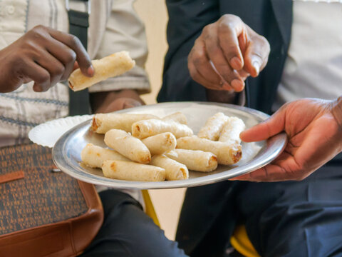 Plateau de nems croustillants servis lors d&rsquo;un repas convivial en famille