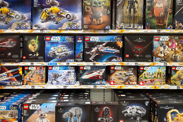 Naklejka premium Dubai, UAE - May 26, 2026: LEGO Star Wars construction sets displayed on retail shelves. Licensed collection remains popular among collectors, hobbyists and science fiction fans