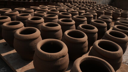 Obraz premium Large Scale Terracotta Pot Production in Traditional Pottery Workshop