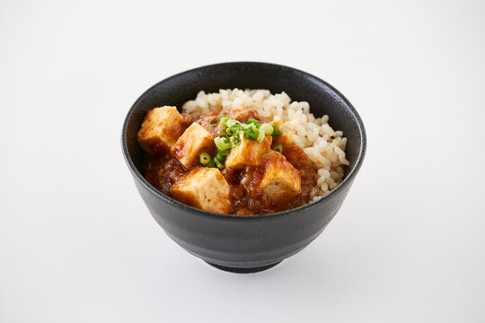 黒い茶碗に盛られた麻婆豆腐丼