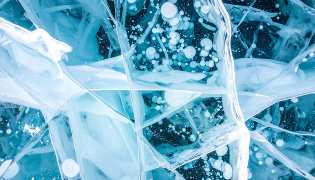 Minimalistische Draufsicht auf eine gefrorene Eisfl&auml;che, feine nat&uuml;rliche Blasenstrukturen aus Eisblau und hellem Aquamarin, moderner abstrakter Web-Hintergrund