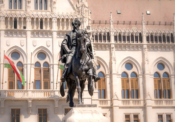 Obraz premium Equestrian Statue in front of the Hungarian Parliament Building in Budapest, Hungary