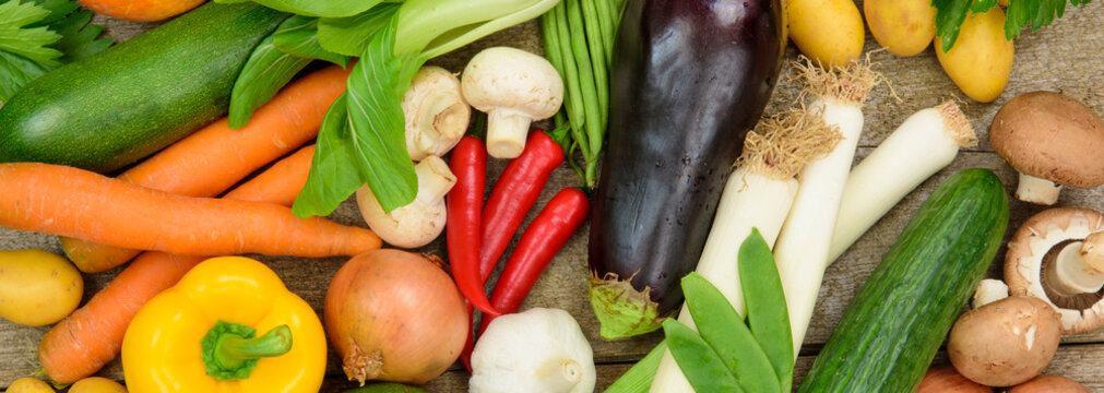 Viele gesunde und bunt gemischte Gem&uuml;searten liegen zusammen