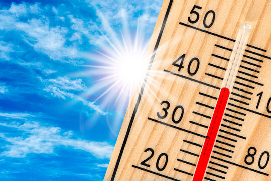 Thermometer zeigt hei&szlig;e Temperatur an einem Sonnentag im Sommer, Fotomontage