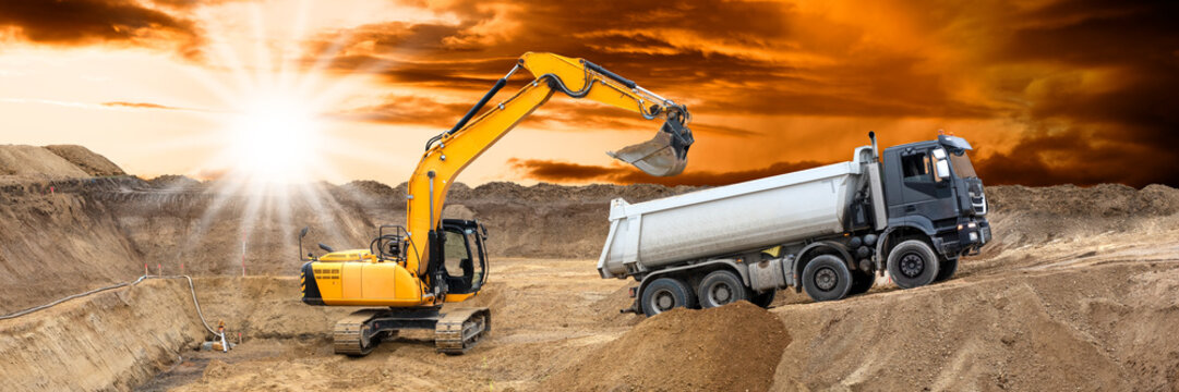 Bagger arbeitet und gr&auml;bt auf der Baustelle, Fotomontage