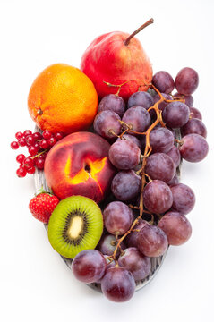 Frisches, gesundes und gemischtes Obst isoliert &uuml;ber wei&szlig;em Untergrund