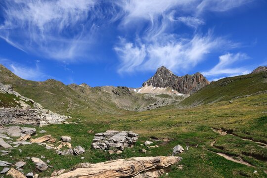 Pic de la Moulini&egrave;re dans le vallon de l'Alpe du Lauzet. Massif des Cerces - Brian&ccedil;on - Hautes-Alpes