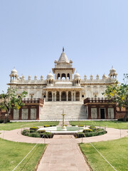 Fototapeta premium ymmetrical view of Jaswant Thada white marble monument with fountain and garden in Jodhpur, India.