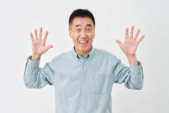 シニア男性　驚く　白背景