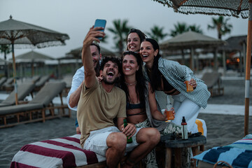 Obraz premium Friends taking selfie on beach enjoying summer vacation