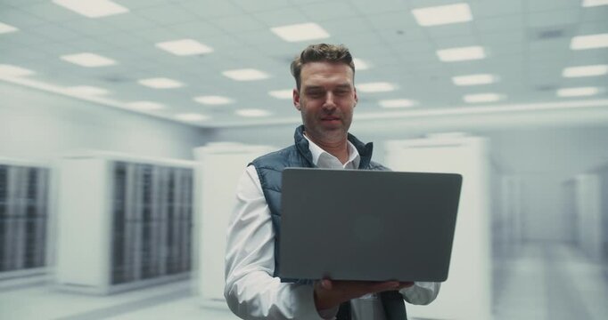 360 Degree. Caucasian Male Data Center Specialist Uses Laptop to Monitor Cloud Servers, Running AIDiagnostics and Optimizing Network Performance. Tech Expert Manages Digital Infrastructure