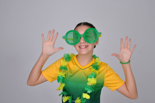 adolescente engra&ccedil;ada torcedora do brasil usando cores verde e amarelo