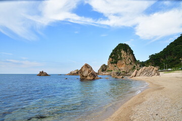 Obraz premium 笹川流れの蓬莱岩と日本海の海岸風景（新潟県村上市）