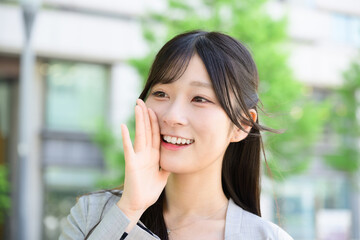 Fototapeta premium 呼びかけをする日本人女性
