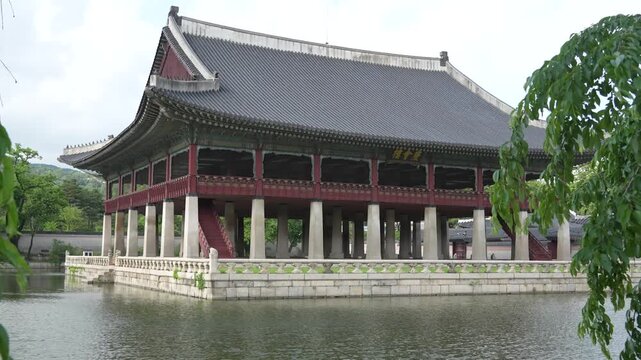 경복궁 경회루의 웅장한 전통 건축물과 연못
