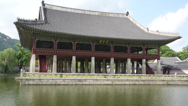 측면에서 바라본 경복궁 경회루의 우아한 건축미