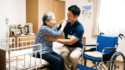 Naklejka premium 移乗をサポートする男性介護士