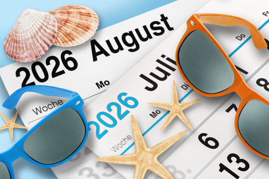 Deutscher Kalender Sommer 2026 Juli und August  Dekoration mit Muscheln und Sonnenbrille