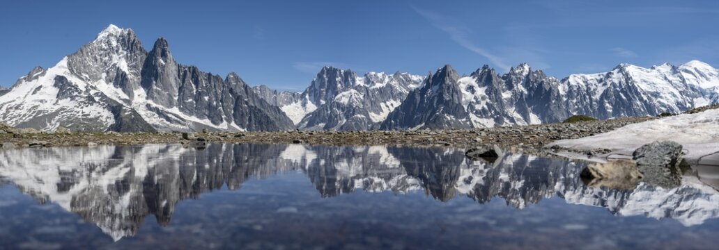 Mountain panorama, reflection in Lac Blanc, mountain peaks, Grandes Jorasses and the Mont Blanc massif, Chamonix-Mont-Blanc, Haute-Savoie, France