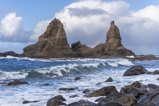 The north-west coast of La Gomera. The rock formation Baja de Los Roques, also known as Roques de Arguamul. Sea, waves, sun and clouds. Guillama, La Gomera, Canary Islands, Spain