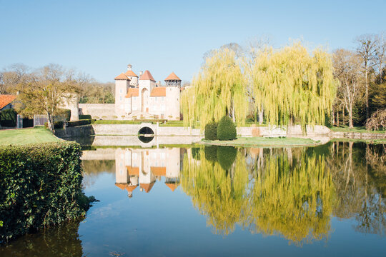 Ch&acirc;teau de Sercy en Sa&ocirc;ne et Loire. Reflet d'un ch&acirc;teau m&eacute;di&eacute;val sur un &eacute;tang. Vieux ch&acirc;teau m&eacute;di&eacute;val en Bourgogne