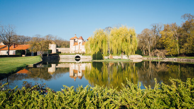 Ch&acirc;teau de Sercy en Sa&ocirc;ne et Loire. Reflet d'un ch&acirc;teau m&eacute;di&eacute;val sur un &eacute;tang. Vieux ch&acirc;teau m&eacute;di&eacute;val en Bourgogne