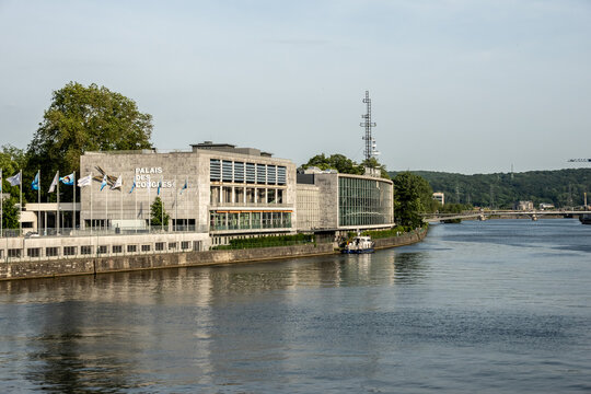 Palais des Congr&egrave;s am Ufer der Maas in L&uuml;ttich, Wallonien, Belgien