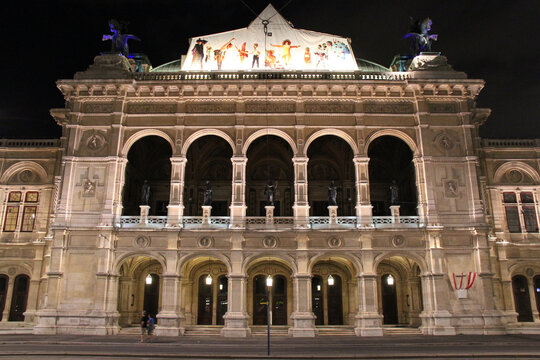 opera building (staatsoper) in vienna in austria 