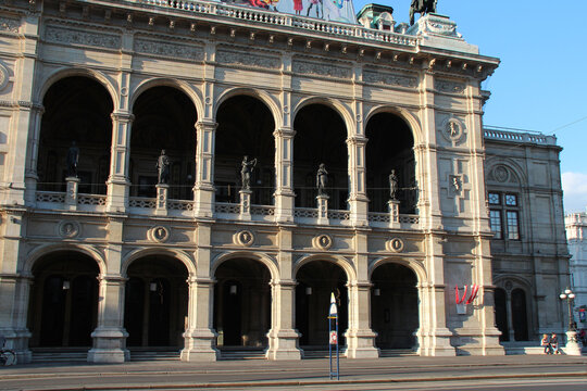 opera building (staatsoper) in vienna in austria 