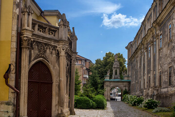 Obraz premium Courtyard of the Cathedral Church of Saints Peter and Paul in Kamianets-Podilskyi, Gothic, Baroque, sculptures on the walls