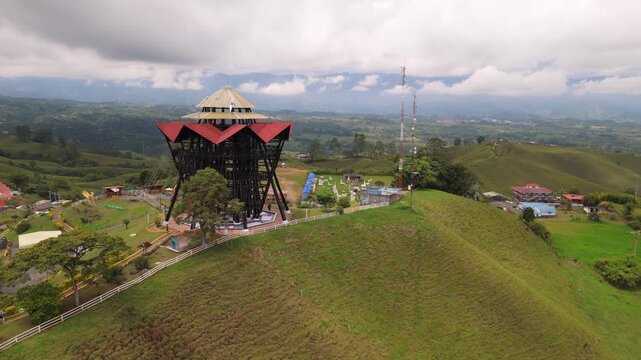 Mirador tur&iacute;stico en las monta&ntilde;as andinas de Colombia capturado con dron bajo cielo nublado eje cafetero Quind&iacute;o