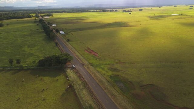 paisaje llanero vista a&eacute;rea planicie con carretea y cielo azul