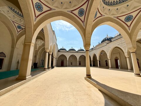 vue sur des arcades dans la cour int&eacute;rieure de la grande mosqu&eacute;e de Tirana en Albanie un jour d'&eacute;t&eacute;