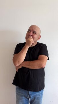 C&aacute;mara lenta de hombre latino de 50 a&ntilde;os pensativo