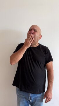 C&aacute;mara lenta de hombre latino de 50 a&ntilde;os bostezando