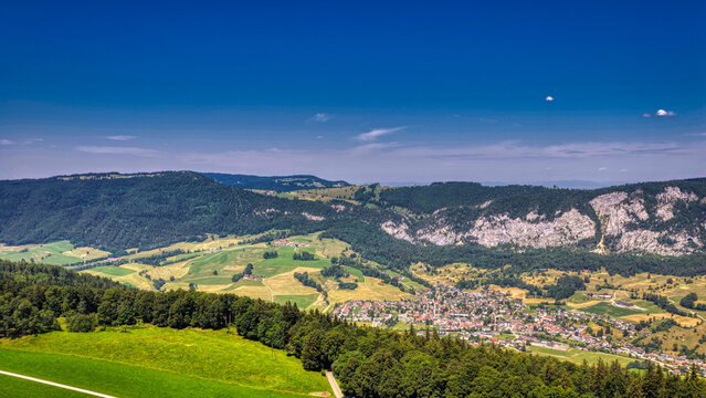 Sommerliche Luftaufnahme des Dorfes Welschenrohr im Kanton Solothurn, Balmberg, 21.06.2026, Schweiz