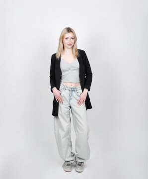 Junge Frau in l&auml;ssigem Freizeitoutfit vor hellem Hintergrund. Modernes Lifestyle-Motiv f&uuml;r Jugend, Casual Fashion, Selbstbewusstsein, Generation Z und authentische Alltagsmode.