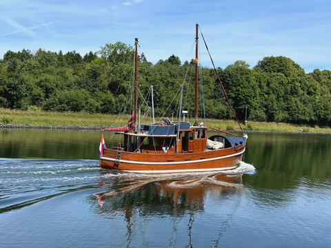 sch&ouml;ner h&ouml;lzerner Fischkutter umgebaut als Freizeitschiff